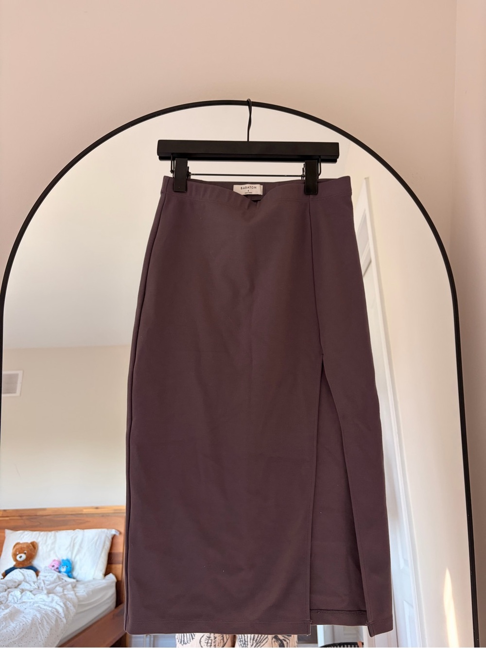Aritzia Babaton Pencil Slit Midi
Skirt - Gray size 2